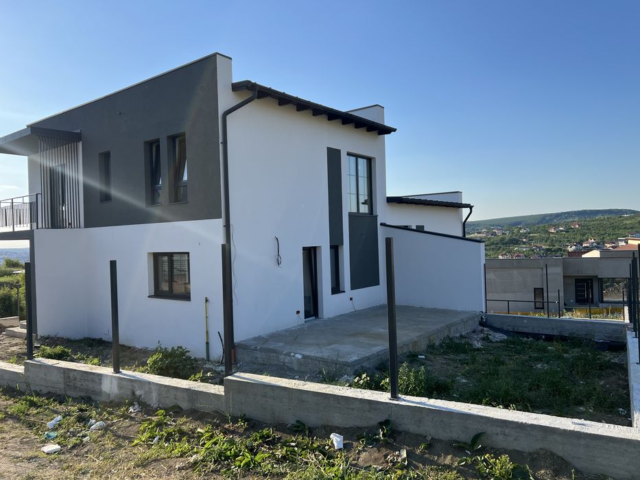 Duplex tip casă individuală – intrări opuse, 112 mp + terasă 25 mp