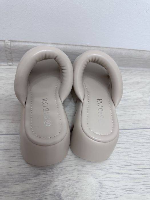 Сандали бежевые