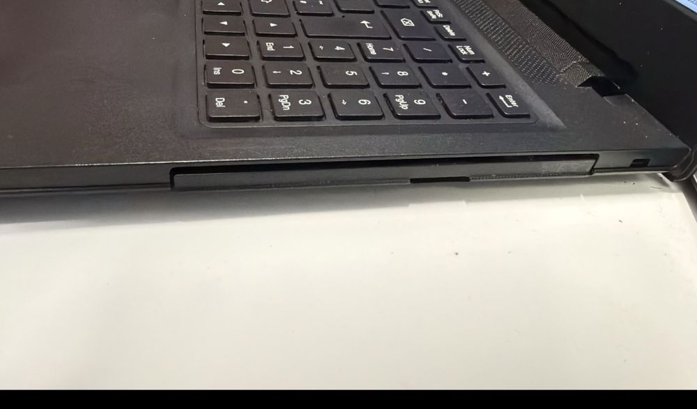 Lenovo IdeaPad 15.6” i5 / 8GB RAM / SSD – stare bună