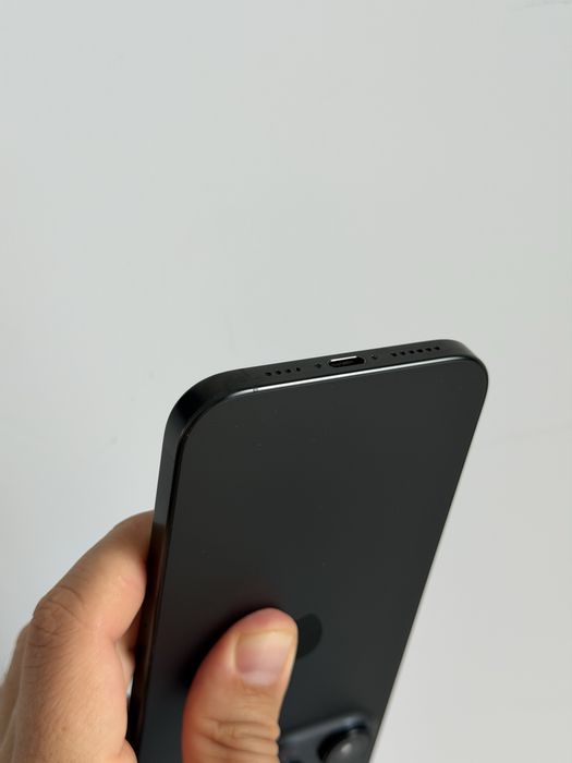 Vând iPhone 16 Pro Max cu baterie de 256 GB, capacitate 95%.