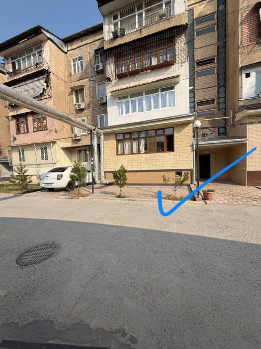 4 qavatli domda 1-qavatdagi 5 xonali xonadon sotiladi