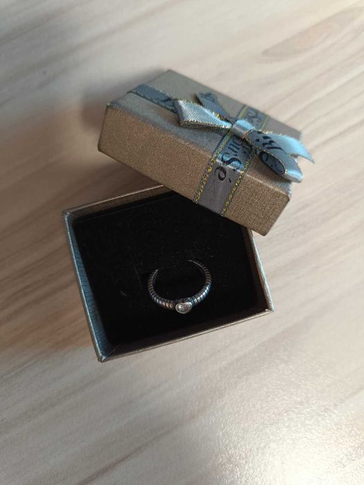 Сребърен пръстен с камък сърце