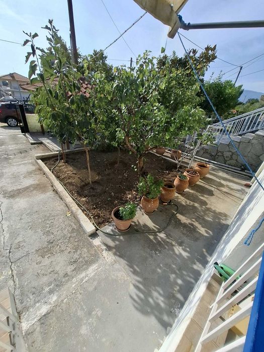 Продава малка къща с площ 60 м2 с двор 220 м2 в Аспровалта, Гърция