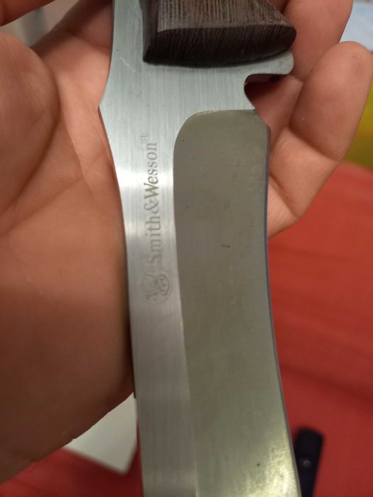 Продавам ловен нож.