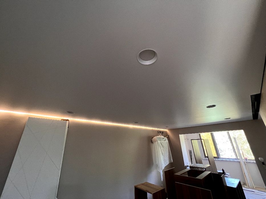 Натяжные, теневые и парящие потолки. Со скрытым карнизом