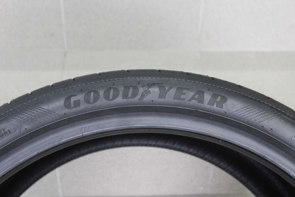 285/30-22 Goodyear BMW