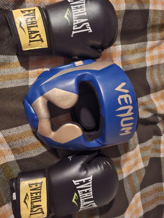 Боксеркие перчатки шлем и форма