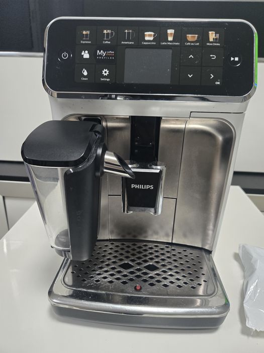 Автоматична кафемашина Philips Series 5400, EP5443