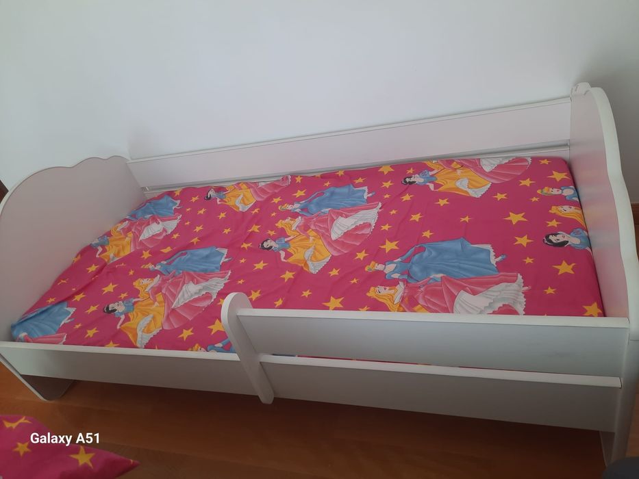 Vând pat fete, dimensiuni 160 x 80 cm, princess