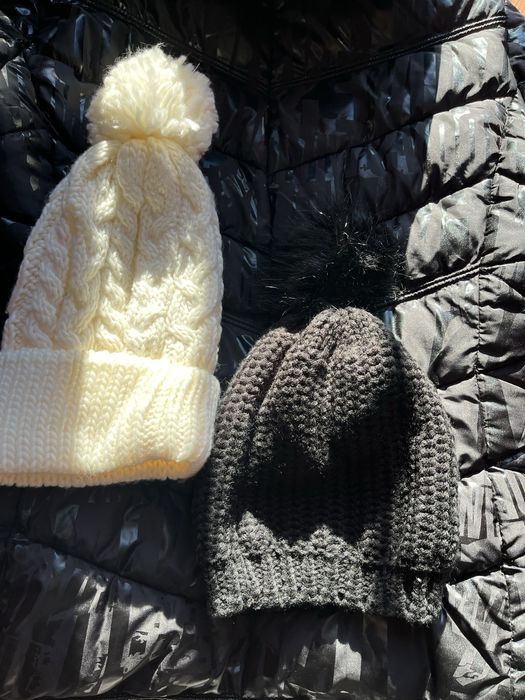 Продавам черно зимно яке с две шапки подарък