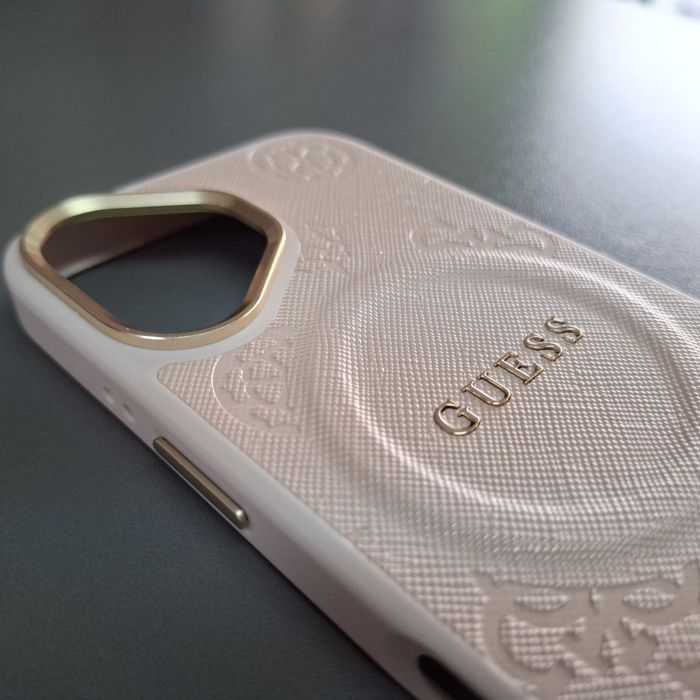 Оригинален гръб GUESS за iPhone 17 с вграден MagSafe за безжично зареждане кожен стилен кейс  издаден при камерата за по добра защита  за айфон 17