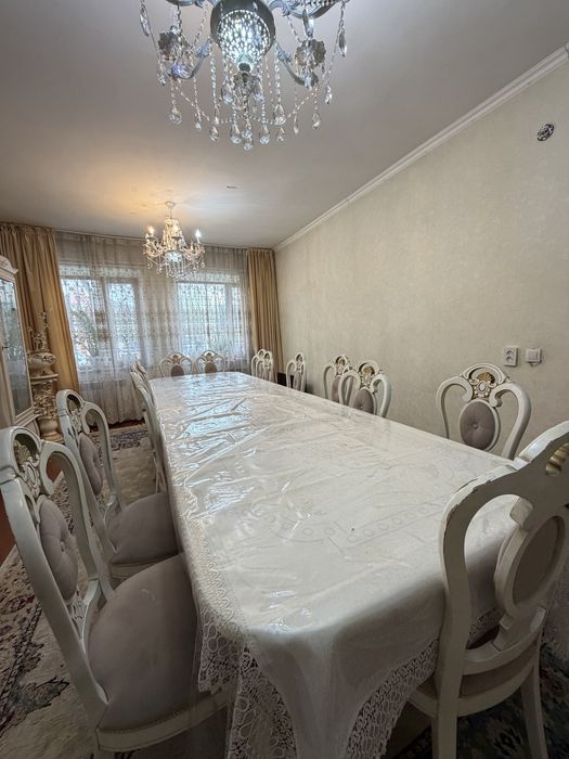 Стол и стулья в хорошем состоянии