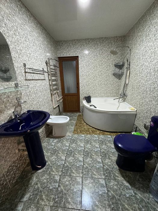 Срочно сдается дом,6 комнат,2 сотки,2 этажа,Хонабод.