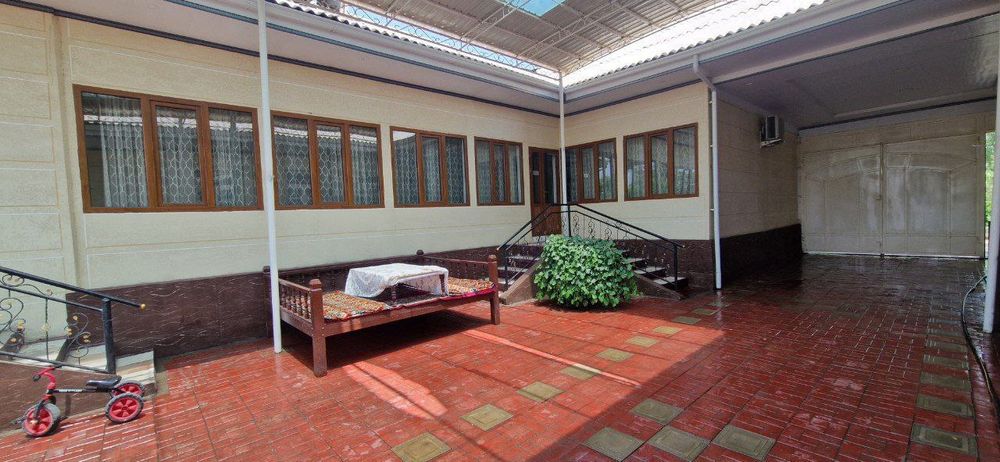 8 sotihli Uy Sotiladi