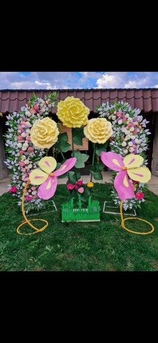 Arcade cu flori si trandafiri giganti