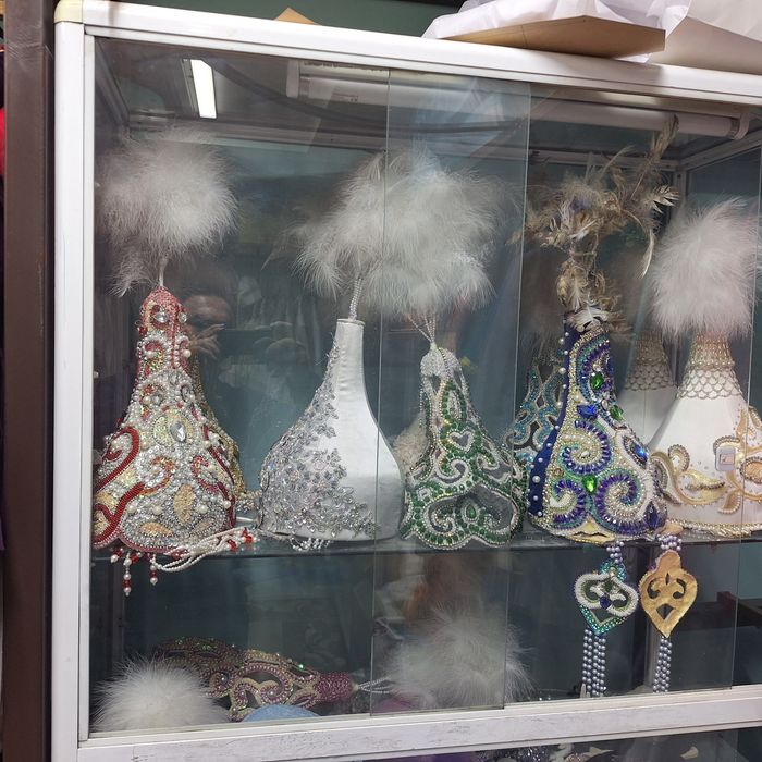 Арзан бағамен киімдер сатылады.