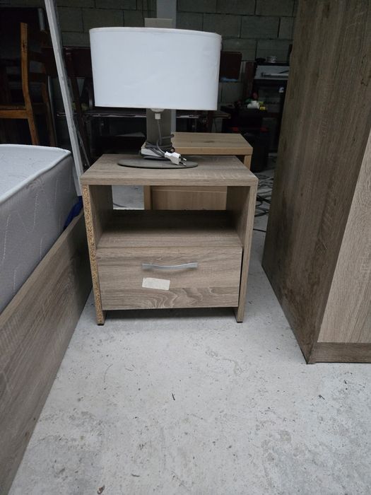 Единични легла и нощни шкафчета