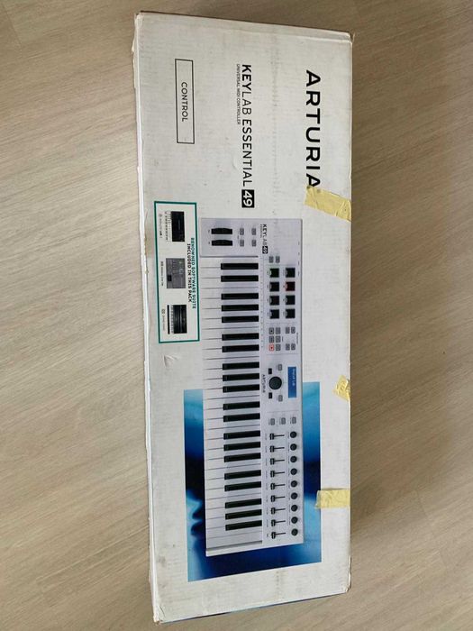 Vând controler MIDI universal Arturia KeyLab Essential 49