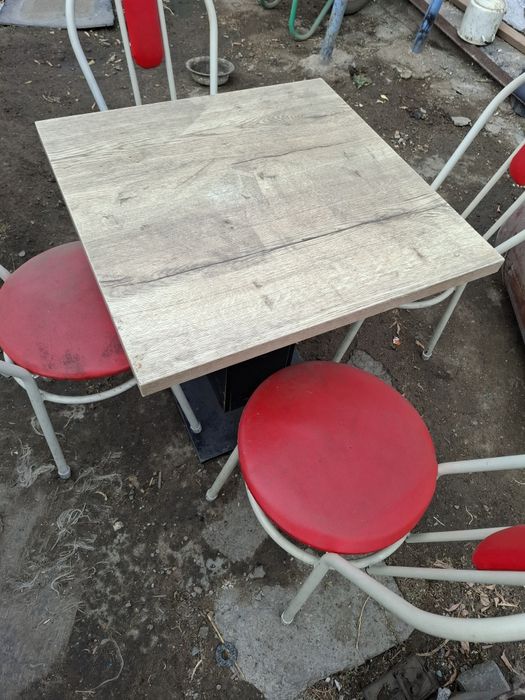 2 стола со стульями