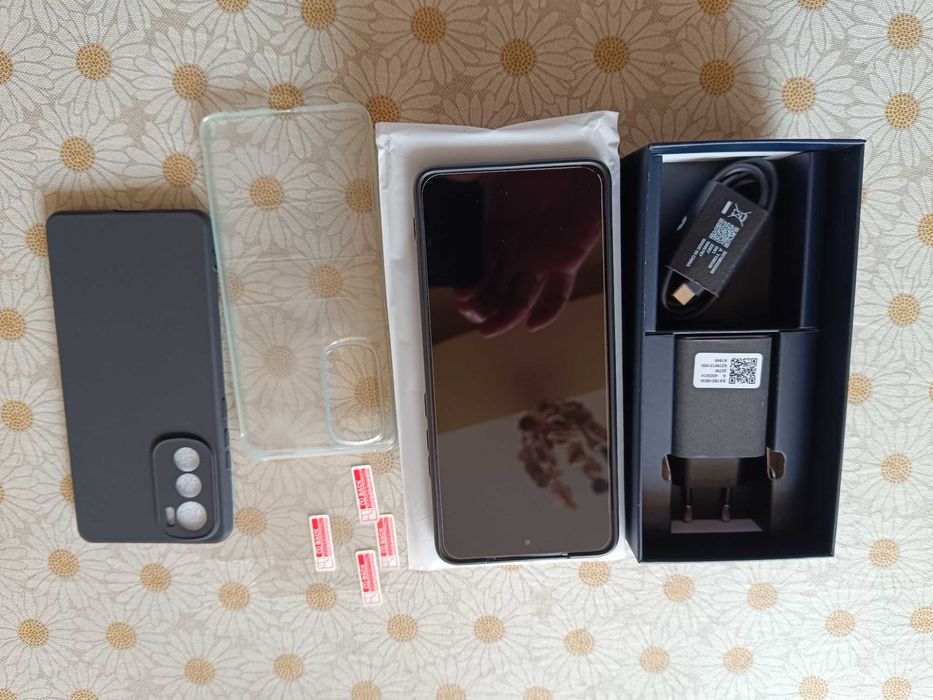 Продавам Motorola Edge 30 8/256