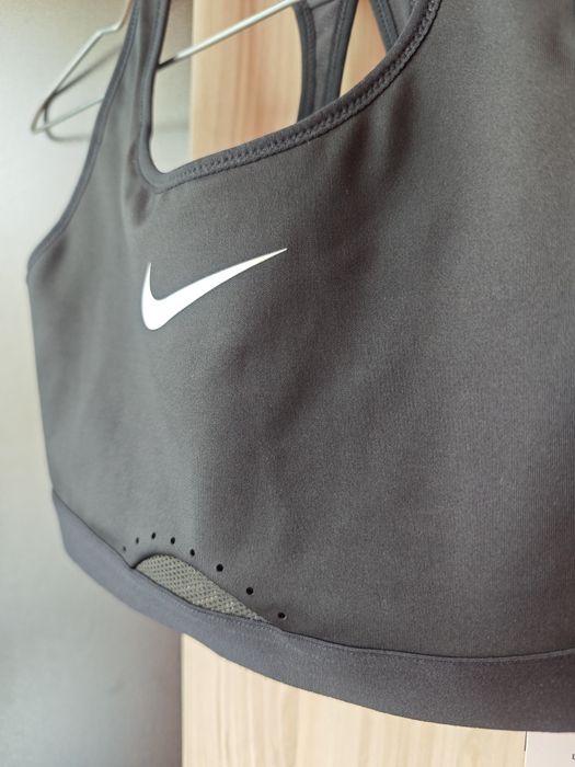 Нов спортен сутиен Nike