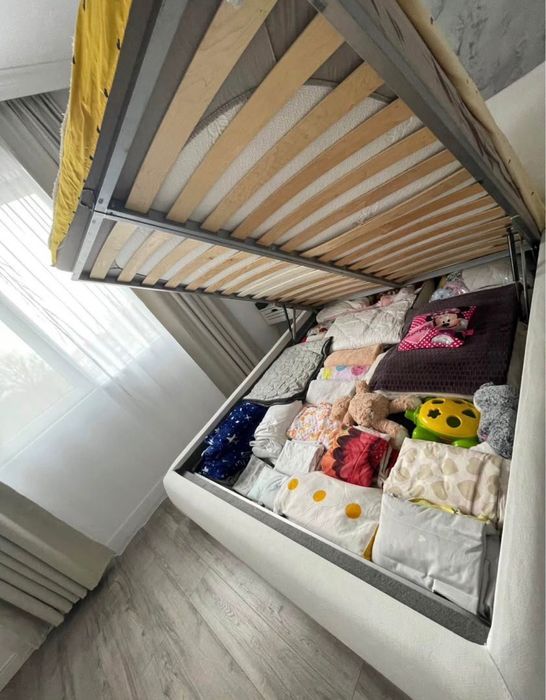 Vând pat matrimonial cu ladă de depozitare  160/200 alb murdar + salte