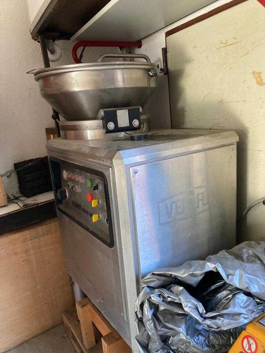 Masina umplut carnati