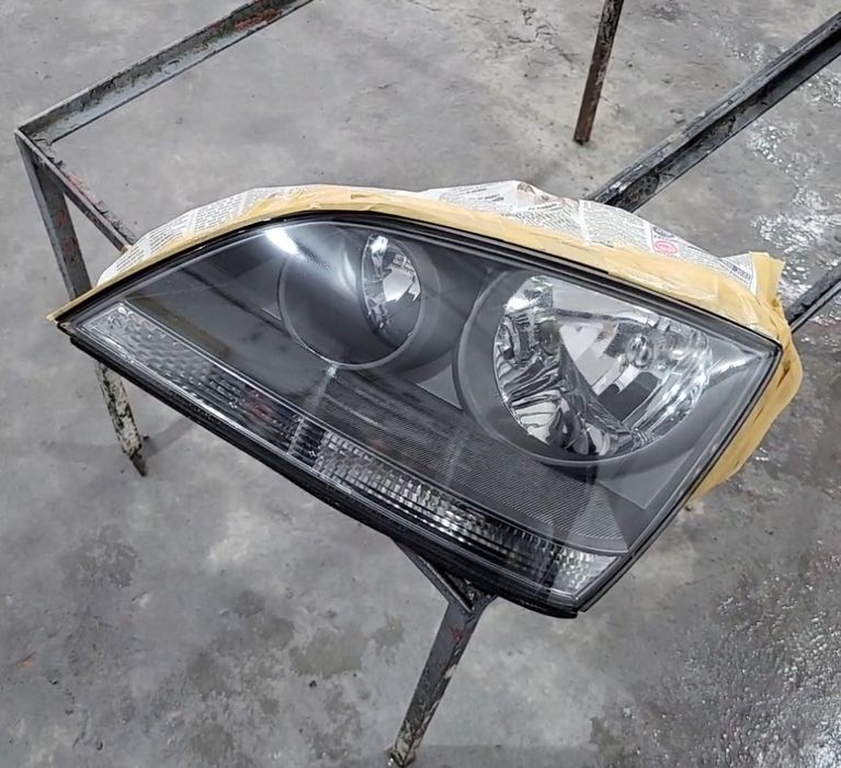 Polish faruri matuite. Polis auto. Reconditionare faruri ingalbenite