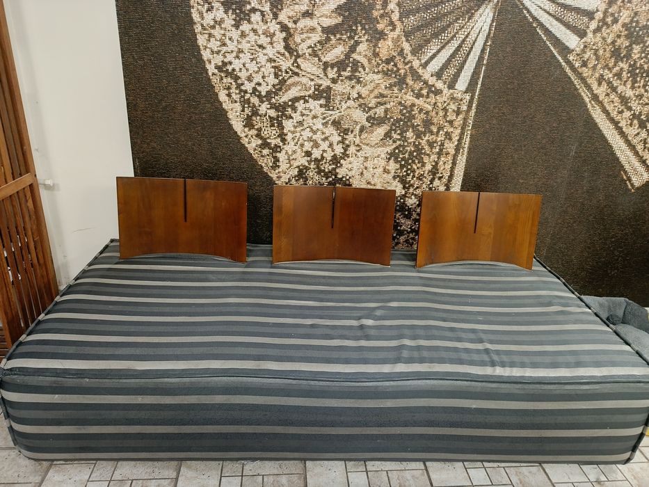 Бутиков диван с облегалки от масивно дърво .