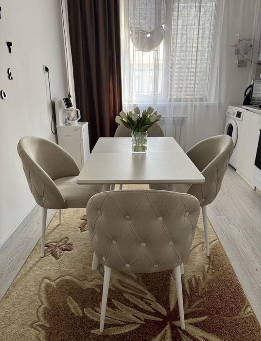 Раскладной стол и мякгие стулья (стол-стул; обеденный)