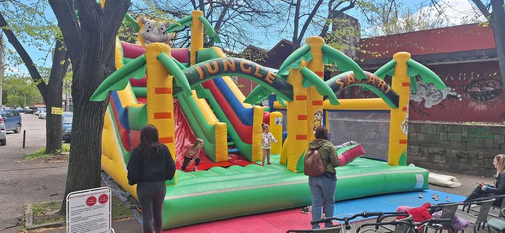 Надуваем батут Сафари