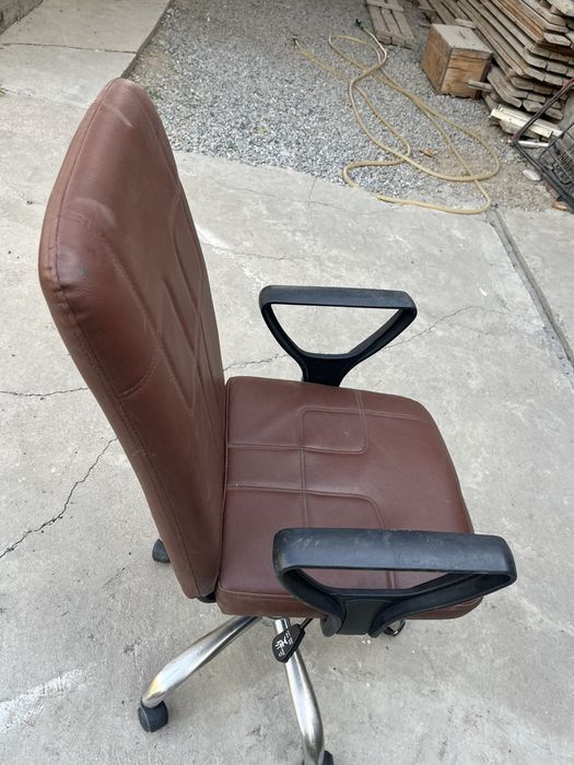 Офисное кресло..