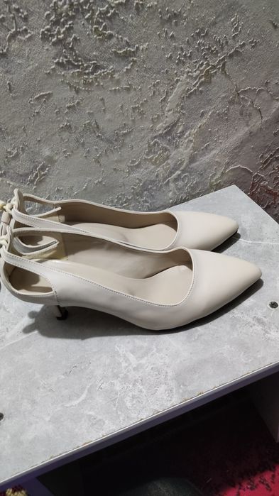 Продается женские вечерние туфли