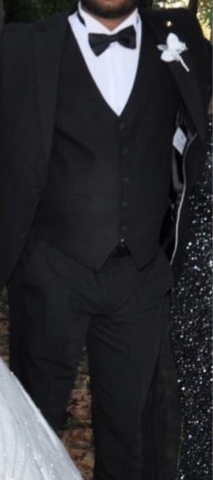 Черен костюм с папионка и елек