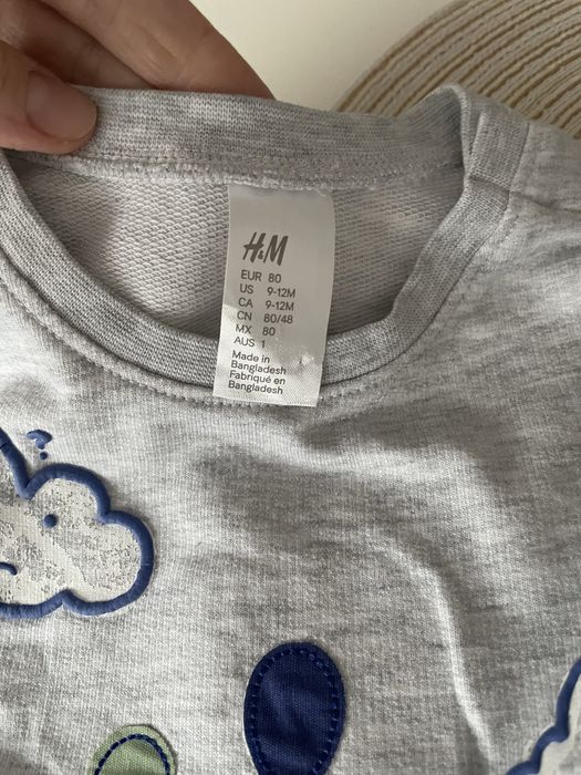 Set de haine pentru băiețel de 9–12 luni (74–80 cm), de la H&M, Koton Baby și Pusblu (include o bluză, pantaloni și un pulover călduros).