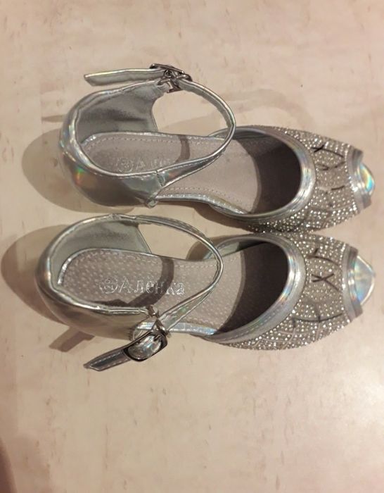 Продам детские босоножки