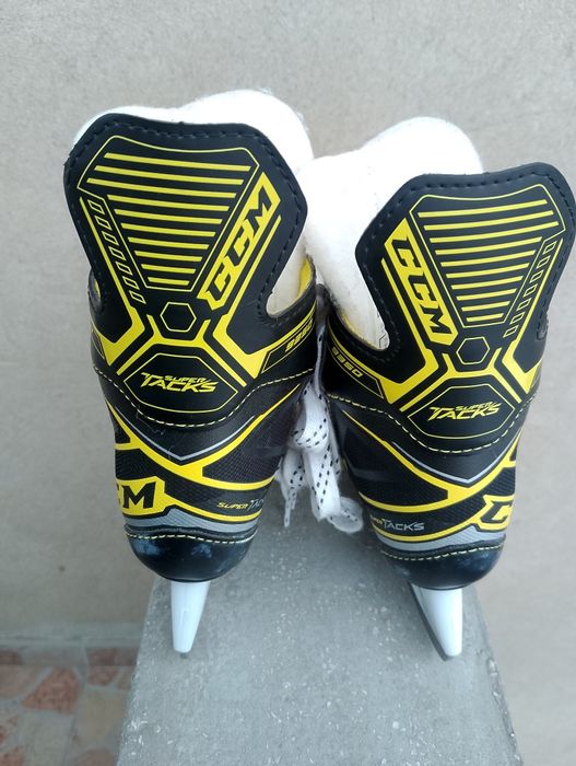 Кънки за хокей CCM 27ми номер