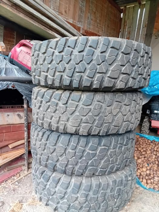 Vând anvelope pentru Jeep