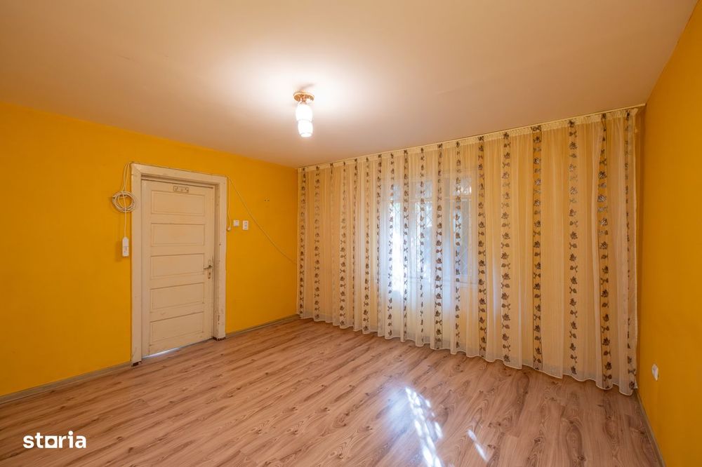 Casa din caramida, cu garaj si curte proprie – zona centrala Constan