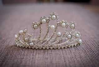 Diademe arginti pentru mirese cu perle si cristale modele diferite