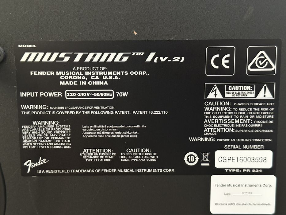 Электрогитара и комбо-усилитель