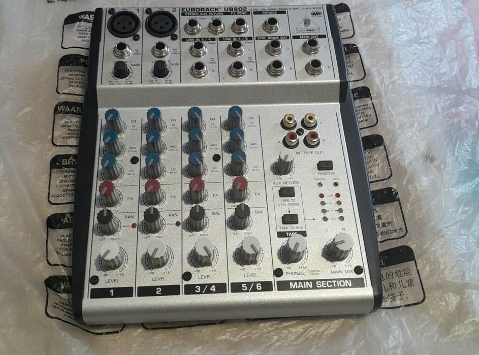 BEHRINGER  микшерный пульт
