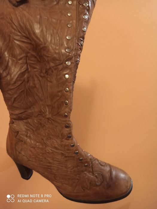 Продавам втора употреба естествена кожа кафяви ботуши с вата номер 39