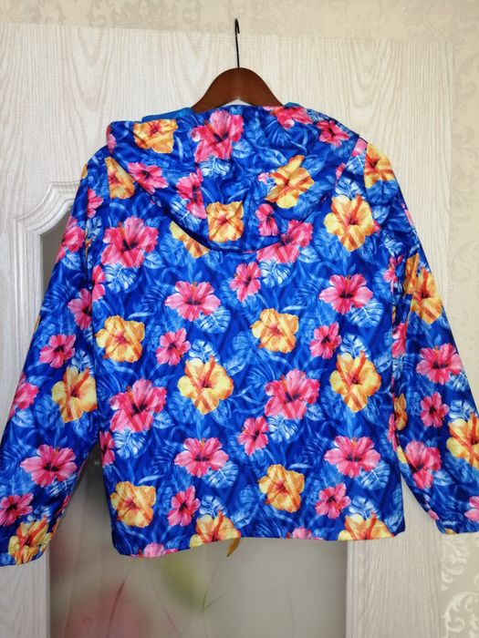 Продам ветровку на девочку