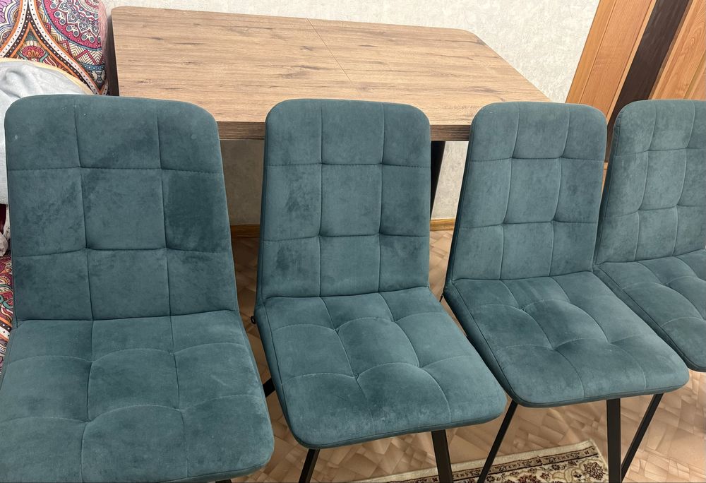 Продактся стол со стульями