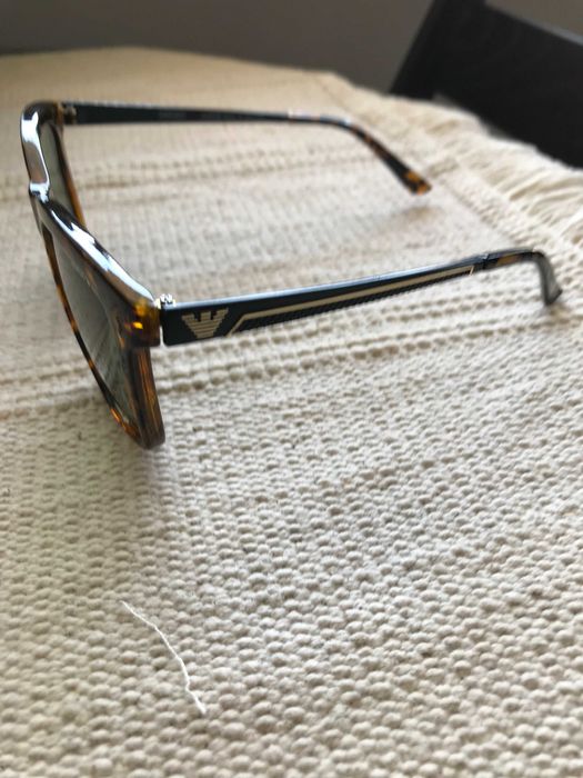 Продава слънчеви очила Емпорио Армани