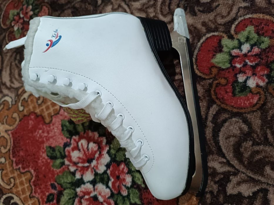 Продам новые коньки (38 размер) фигурные