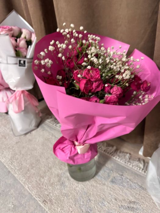 Букет из розовых роз и гипсофилы