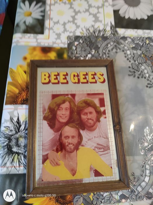 Два рамкирани фото .