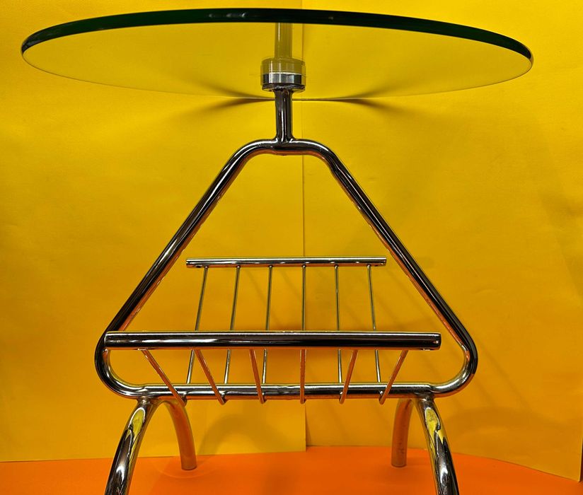 Винтидж масичка за кафе със стъклен плот и поставка за списания